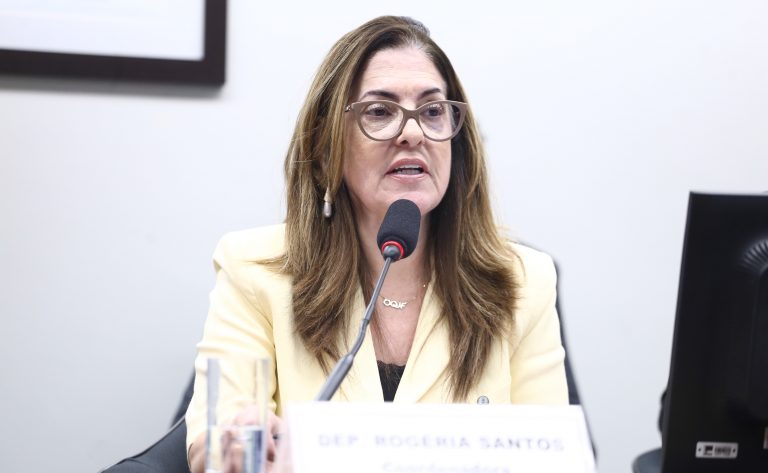 Comissão aprova projeto que obriga empresas a prevenir riscos à saúde mental