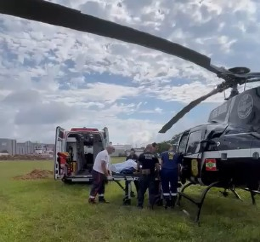 Mulher é arremessada contra paredão da Serra do Rio do Rastro após acidente entre moto e carro