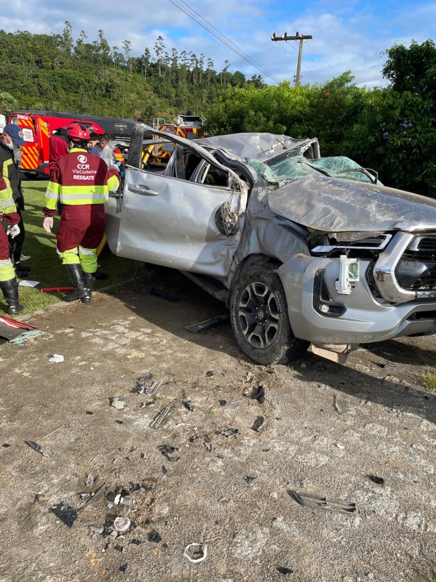 Colisão traseira seguida de capotamento deixa cinco feridos na BR-101 em Imbituba