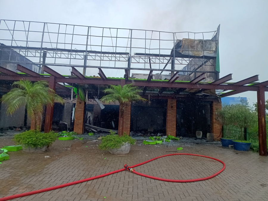 Incêndio de grandes proporções atinge floricultura e residência em Garopaba