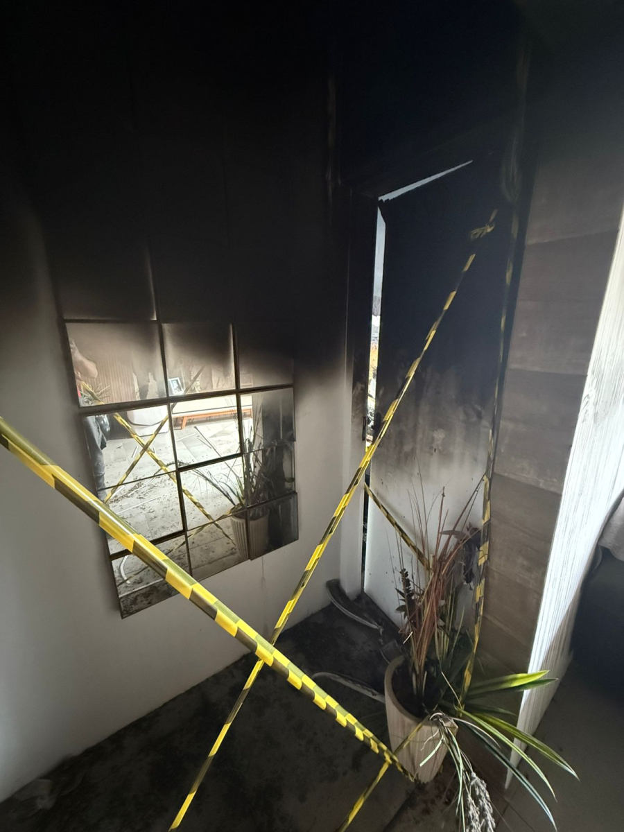 Bombeiros controlam incêndio em residência e morador é encaminhado ao hospital em Laguna