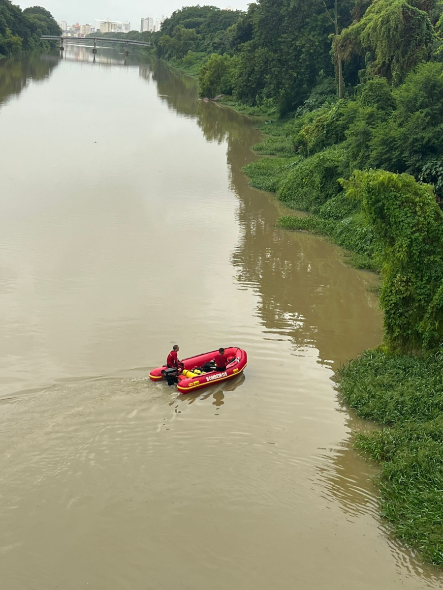Bombeiros realizam buscas por homem que teria caído de ponte no Rio Tubarão