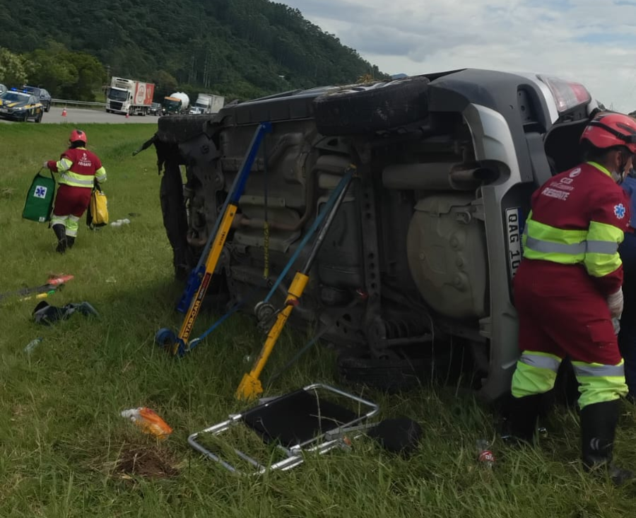 Sinistro de trânsito na BR-101 em Imbituba: capotamento de GM Spin deixa quatro feridos