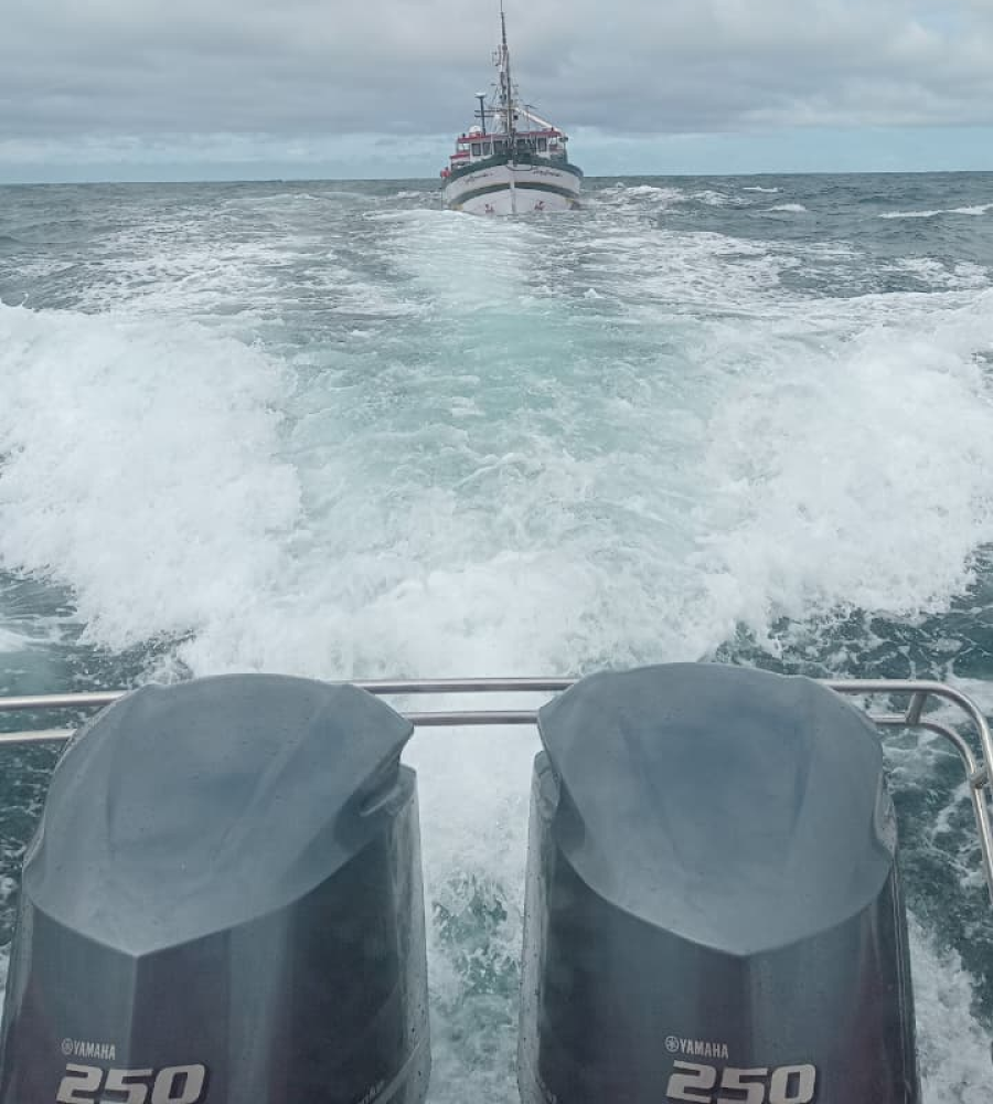 Corpo de Bombeiros acompanha embarcação pesqueira com infiltração até o Porto de Laguna