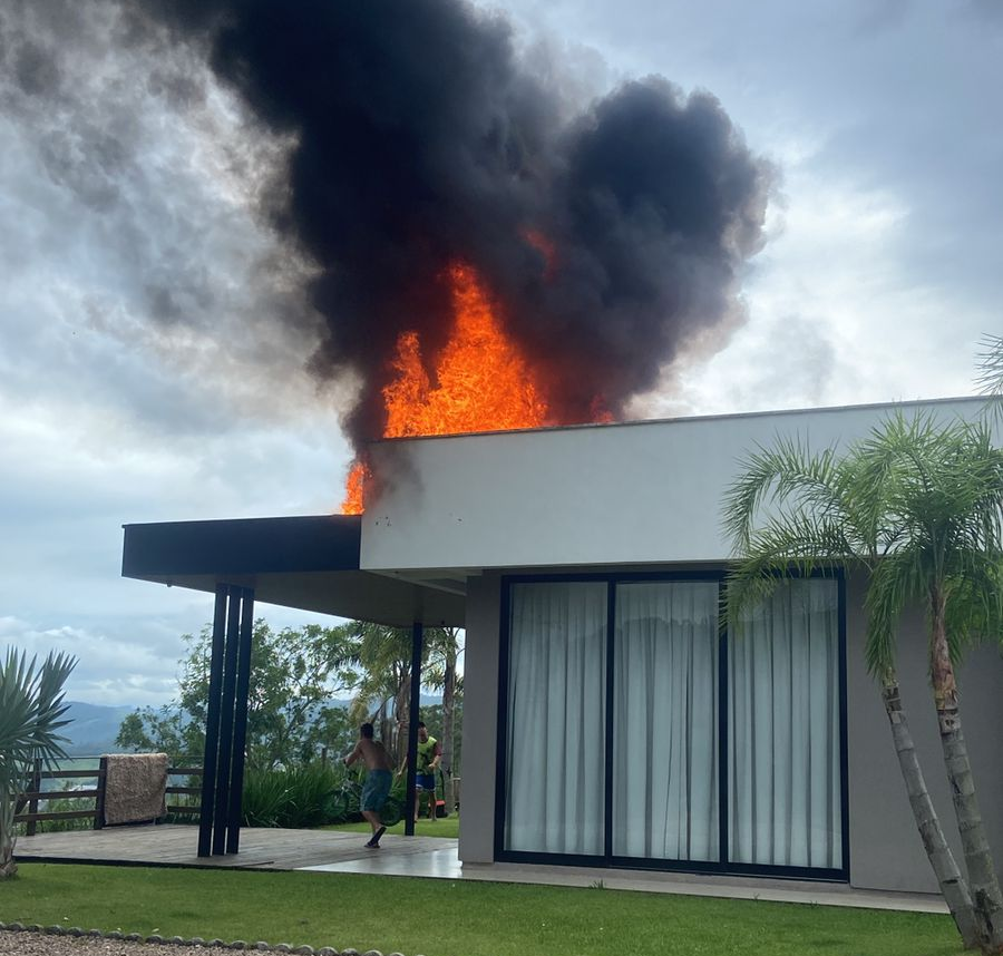Corpo de Bombeiros controla incêndio em residência em São Ludgero; telhado foi atingido após explosão de ar-condicionado