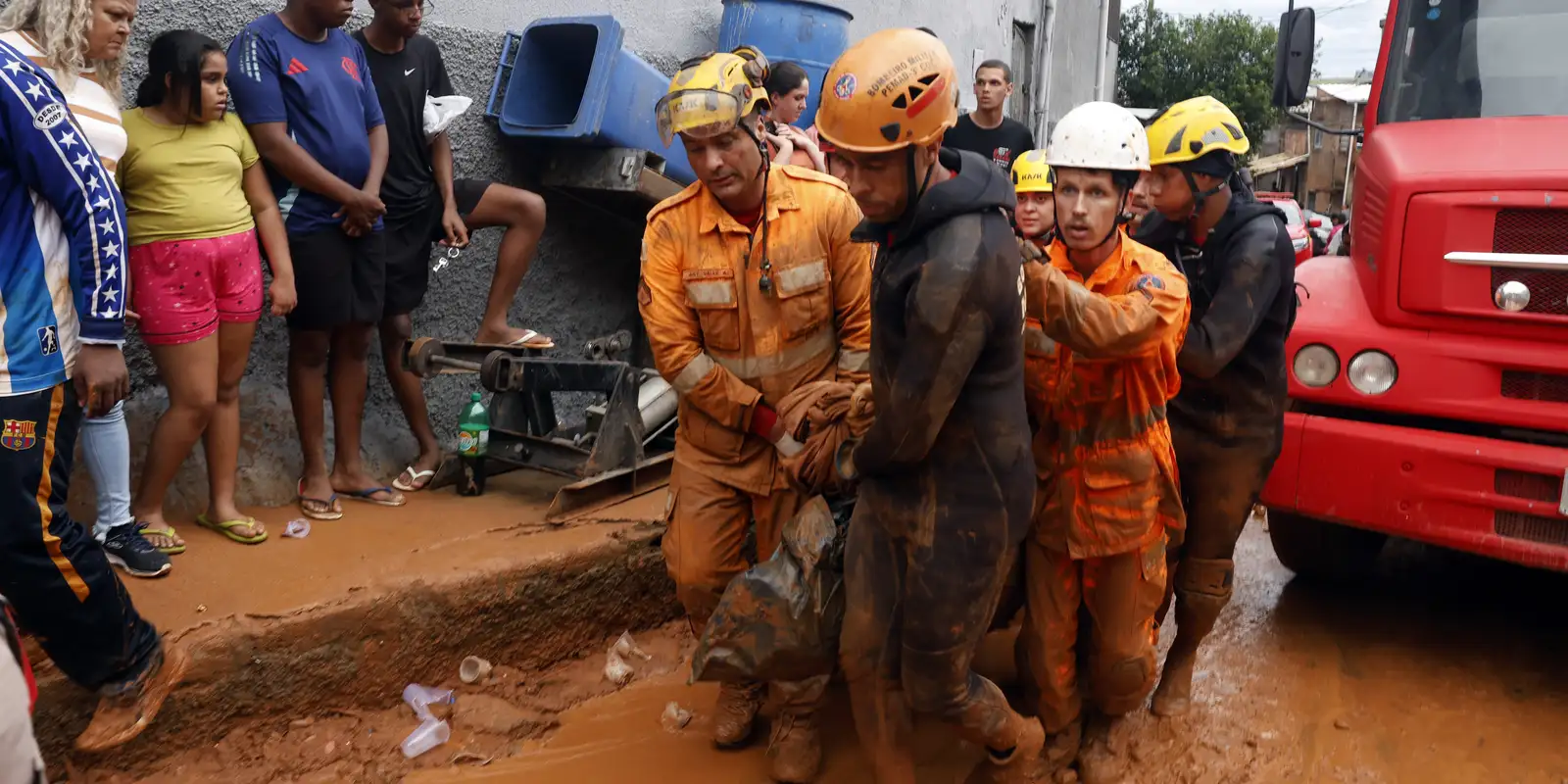 Soterrado, homem sobrevive com ajuda de amigo em Juiz de Fora