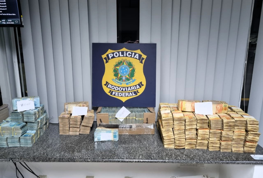 PRF apreende cerca de R$ 2 milhões em carro na BR-101, em Araquari