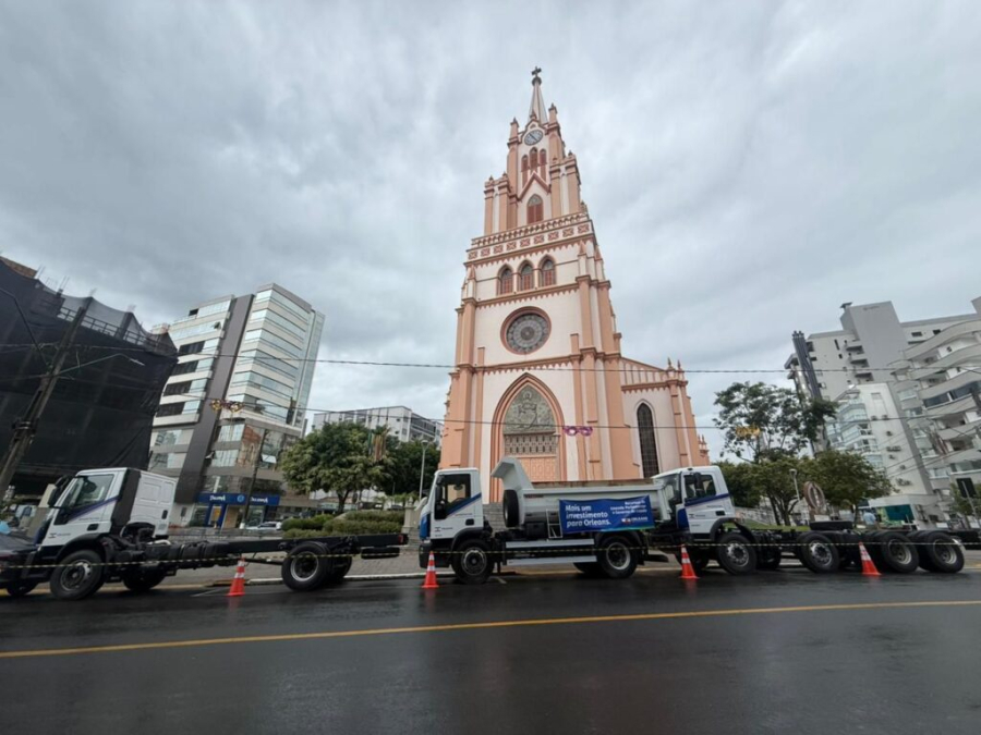 Orleans recebe novos veículos para obras e segurança pública