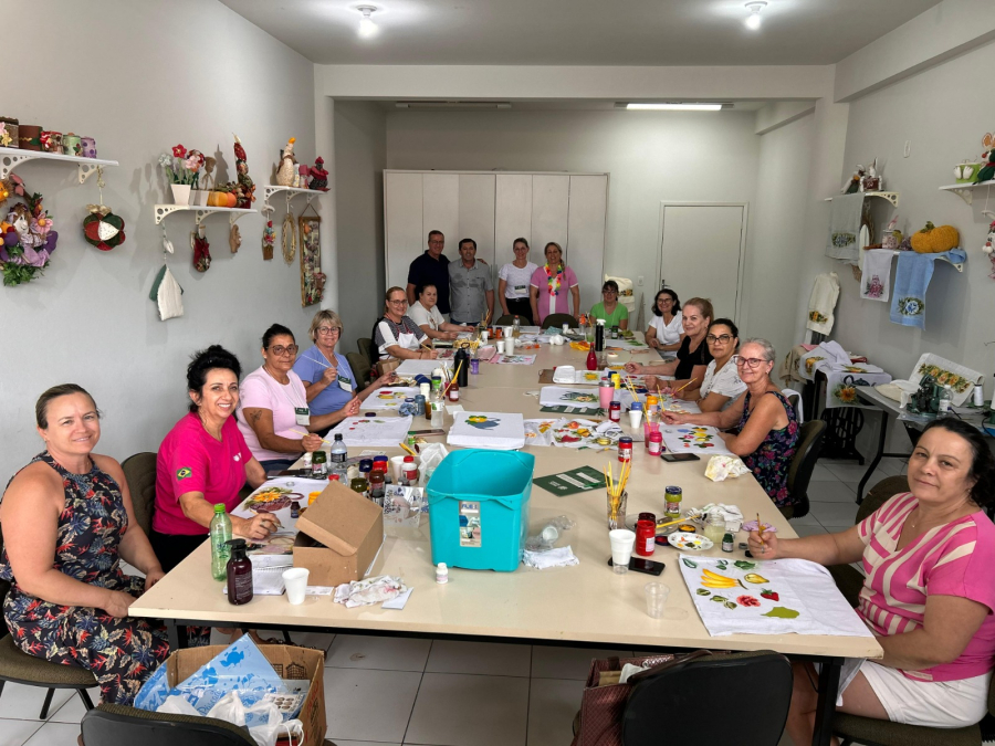 Mulheres de São Ludgero participam de curso de pintura em tecido em parceria com Senar e Sindicato Rural