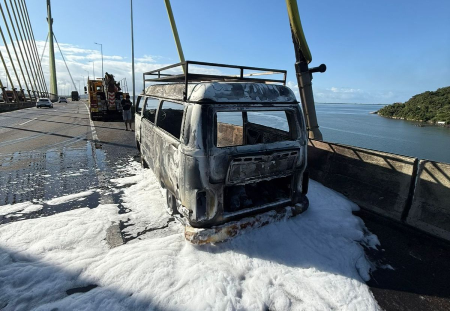 Incêndio de grandes proporções atinge Kombi na Ponte Anita Garibaldi, em Laguna