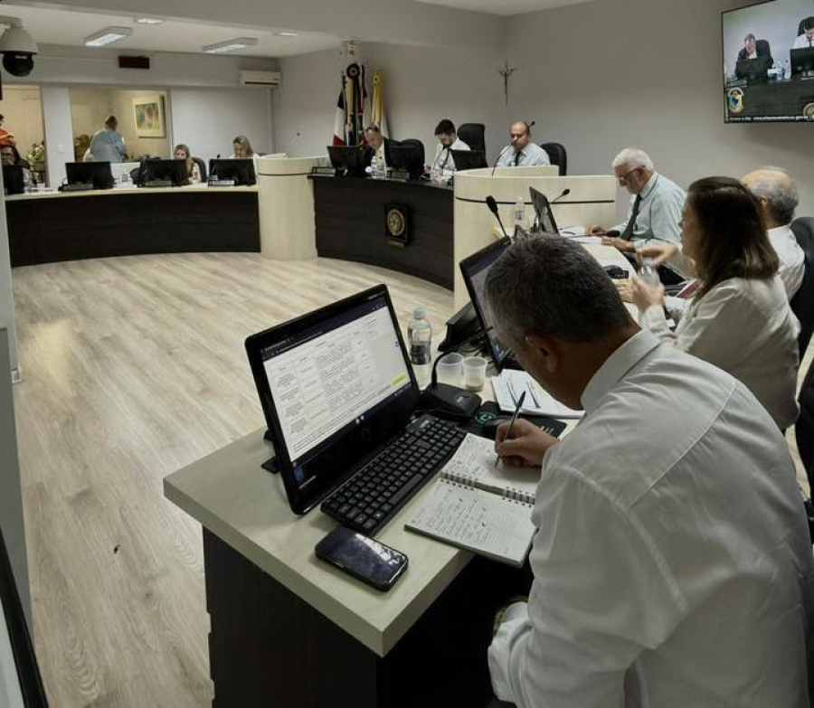 Sessão da Câmara de Orleans tem debates acalorados e votação de cinco projetos de lei e um requerimento