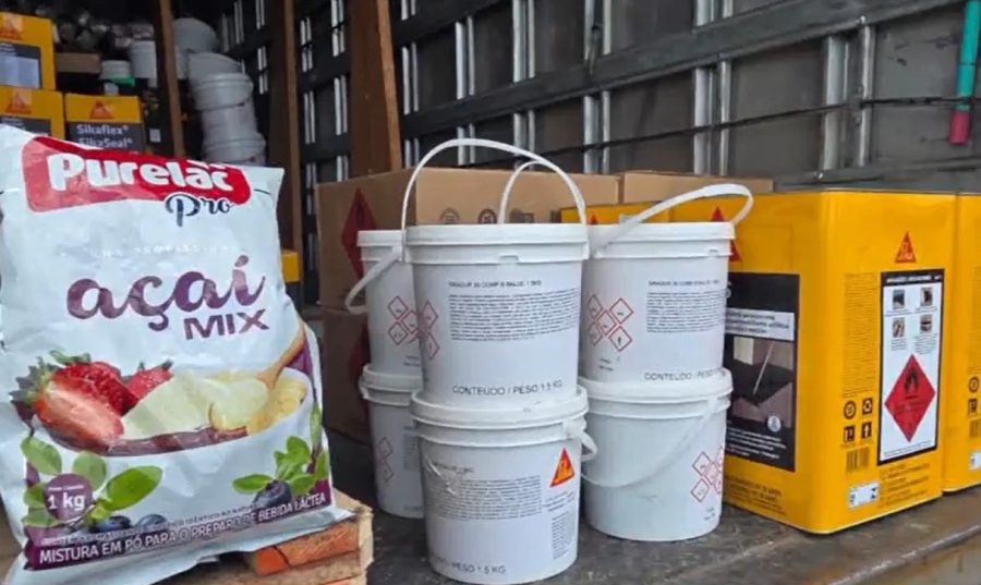 PRF flagra caminhão transportando bebida láctea junto a produtos perigosos na BR-101, em Tubarão