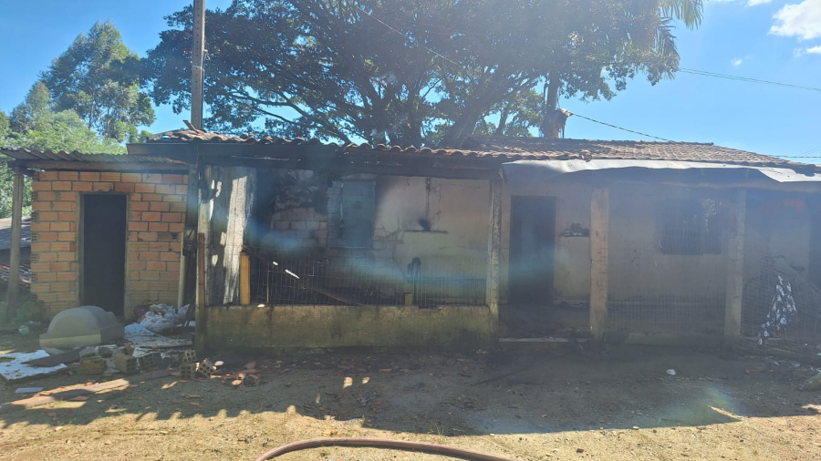 Bombeiros combatem incêndio em residência no bairro Rio Bonito, em Braço do Norte