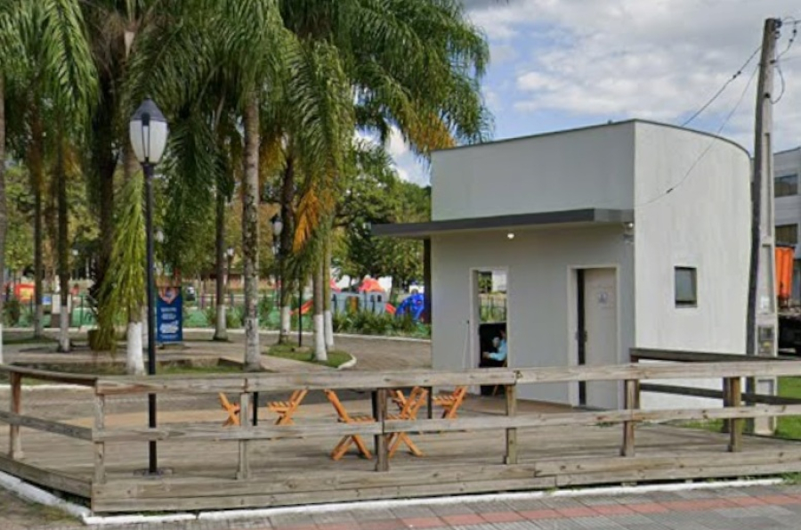 Prefeitura realiza reparos e retoma limpeza dos banheiros da Praça da Igreja Matriz em São Ludgero