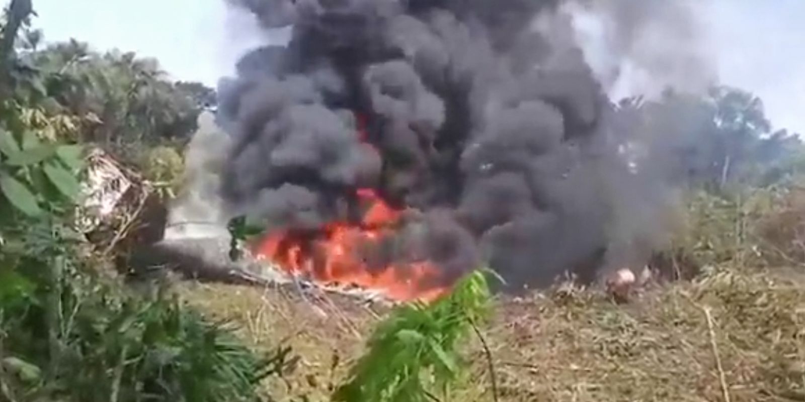 Chega a 66 número de mortos em queda de avião militar na Colômbia 