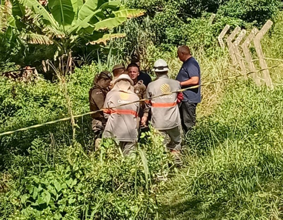 Acidente com fio energizado deixa duas pessoas mortas e uma ferida em trilha da Praia dos Amores, em Imbituba