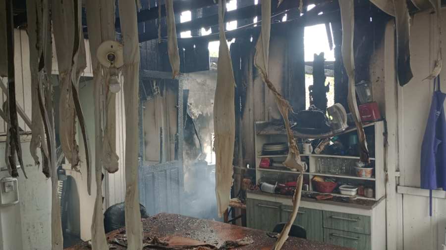 Incêndio atinge residência no bairro Dehon, em Tubarão, e é controlado pelos Bombeiros