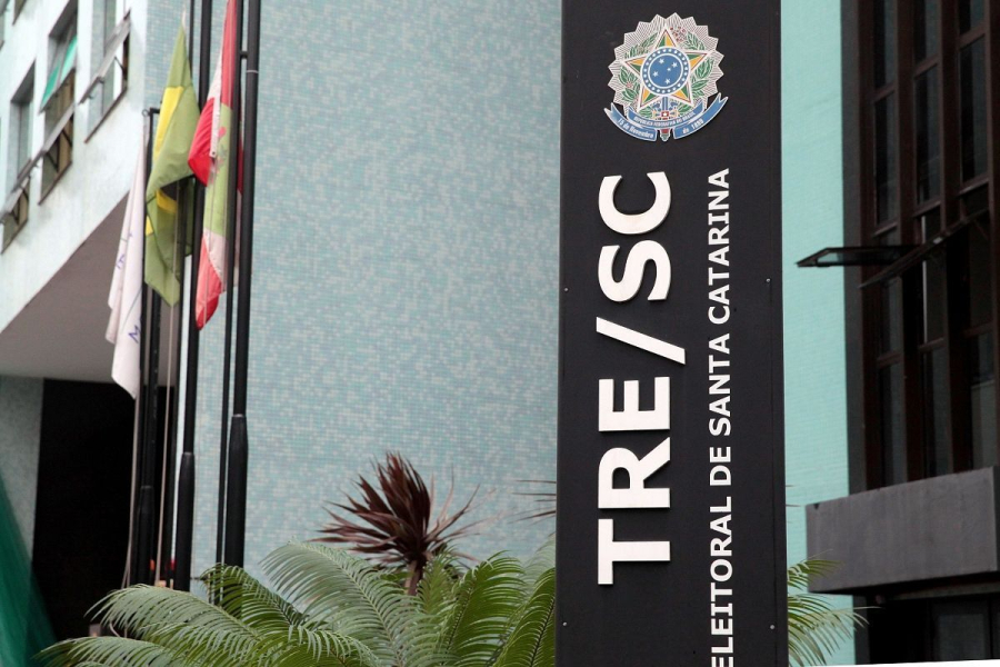 Presidente do TRE-SC incentiva participação de jovens nas Eleições 2026 durante palestra em escola de Florianópolis