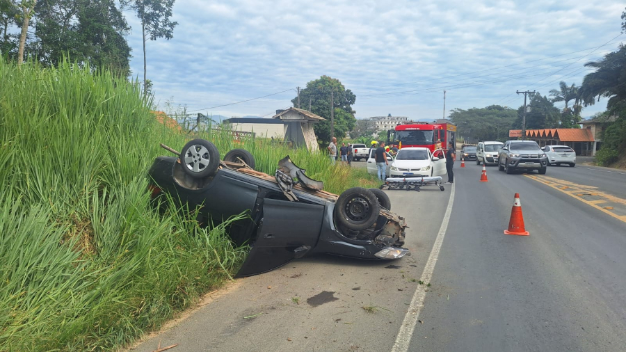 Condutora fica ferida em saída de pista seguida de capotamento em Braço do Norte