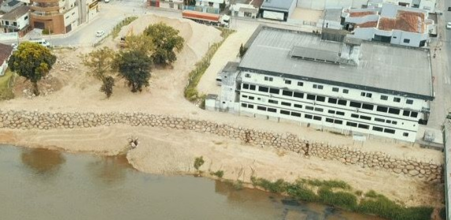 Prefeitura de São Ludgero acelera obra de contenção do Rio Braço do Norte