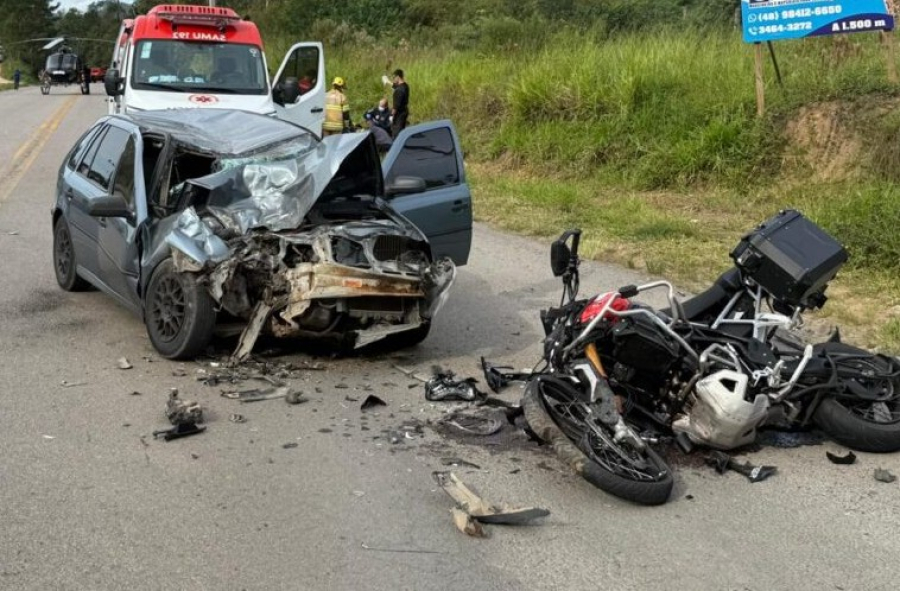 Mulher de 37 Anos Morre em Acidente Envolvendo Carro e Moto em Lauro Müller