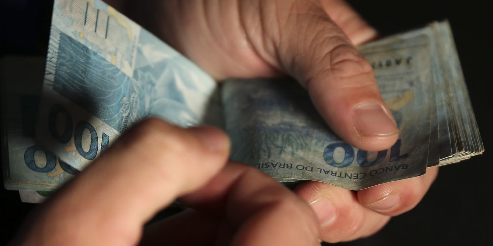 Caixa e BB liberam abono salarial para nascidos em março e abril