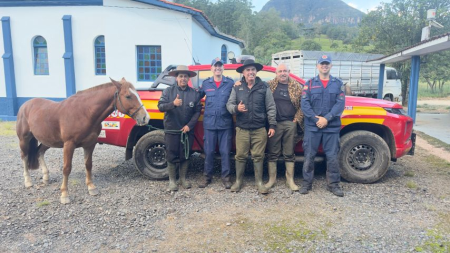 Corpo de Bombeiros localiza três homens desaparecidos após cavalgada na Serra do Tropeiro