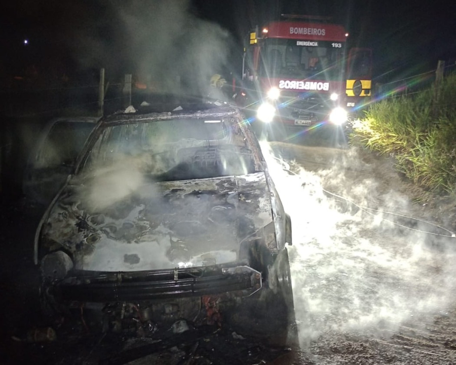 Bombeiros controlam incêndio em veículo em Capivari de Baixo