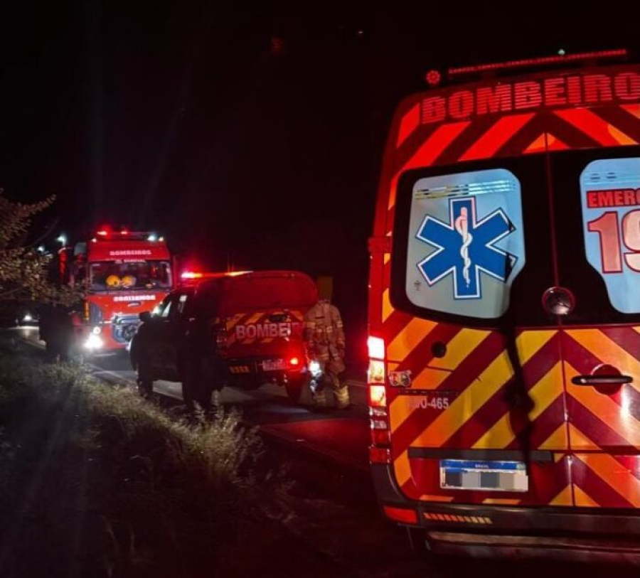 Duas jovens ficam feridas após veículo capotar em ribanceira na SC-390, em Lauro Müller