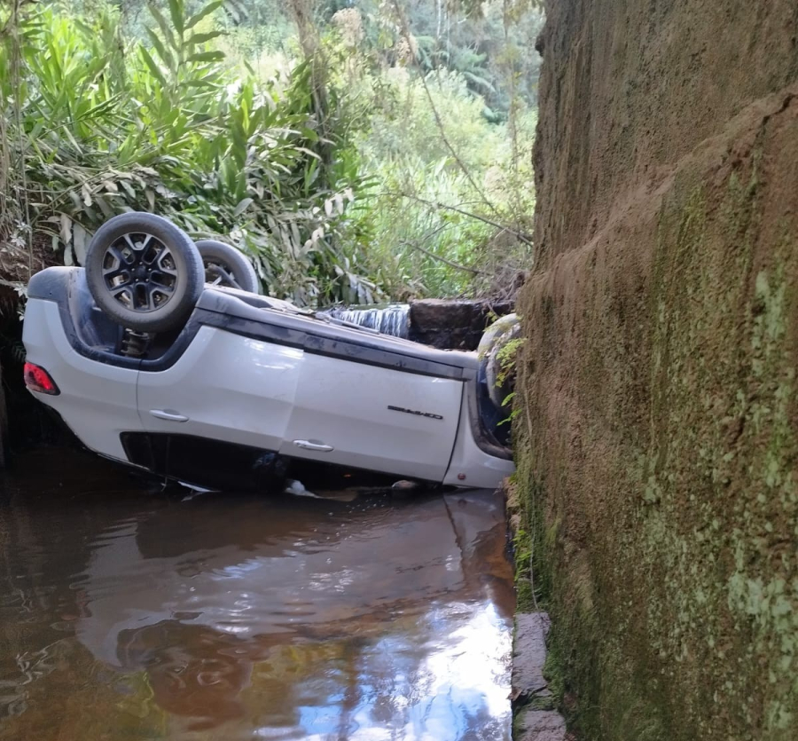Bombeiros atendem acidente com veículo que caiu em rio em Grão-Pará