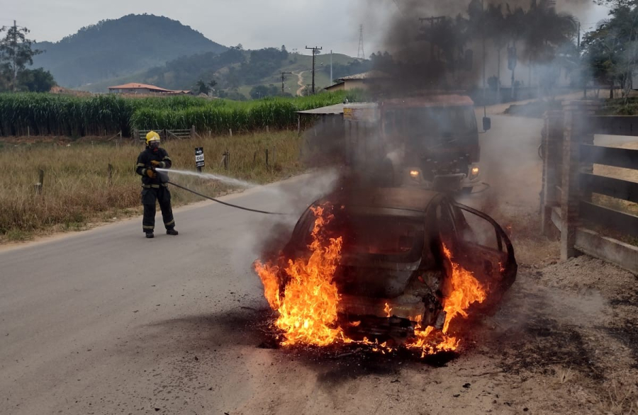 Bombeiros controlam incêndio em veículo em São Ludgero
