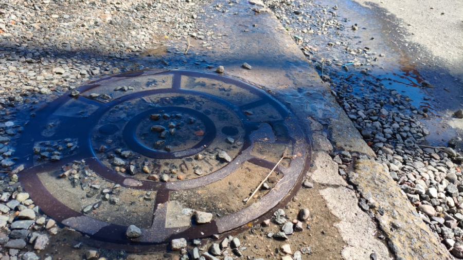 Esgoto a céu aberto no centro de São Ludgero preocupa moradores e comerciantes
