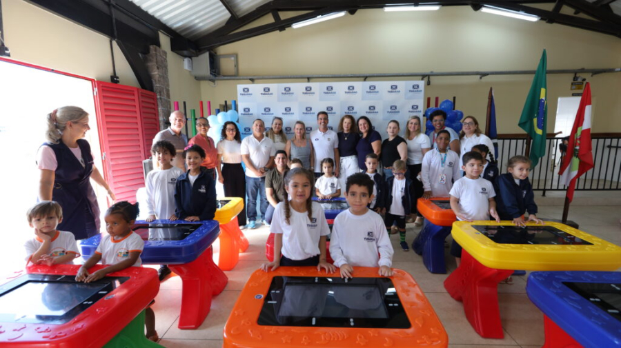 Fundação Municipal de Educação entrega 12 mesas digitais interativas para fortalecer educação inclusiva