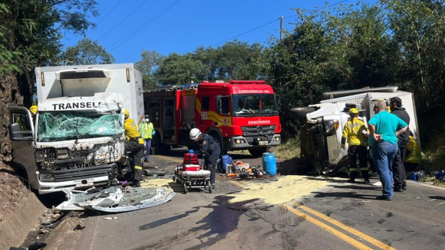 Acidente entre Dois Caminhões Deixa Motoristas Presos nas Ferragens na SC-155 em Xavantina