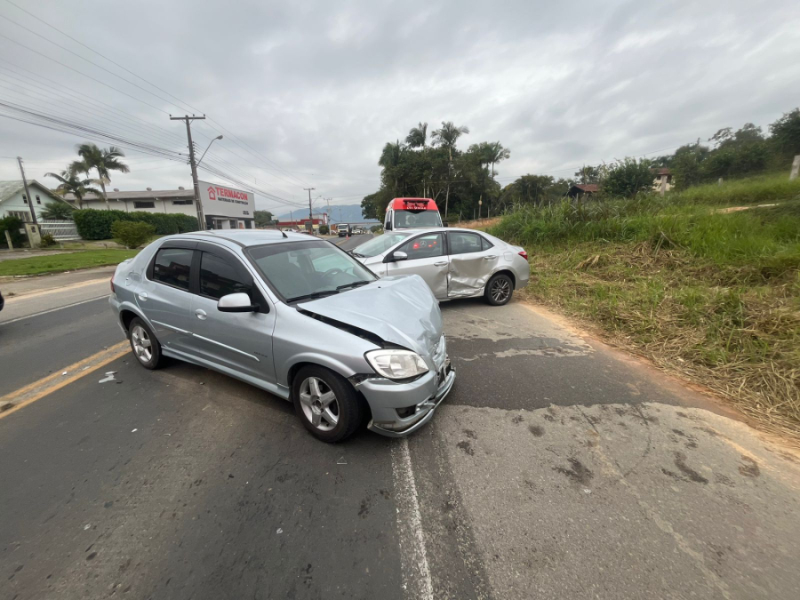 Colisão entre dois automóveis deixa três feridos na SC-370 em Gravatal