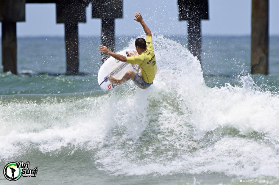 Laguna recebe campeonato de surfe de ondas grandes com condições ideais