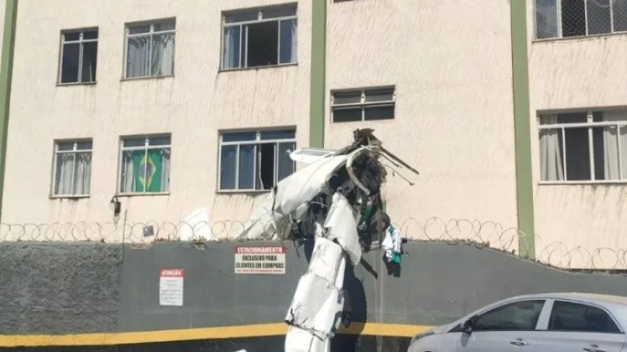 Avião monomotor cai e atinge edifício residencial em Belo Horizonte