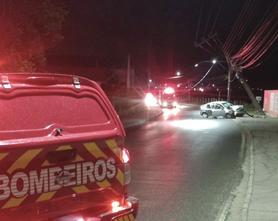 Carro colide contra poste em Tubarão; duas pessoas ficaram com ferimentos leves