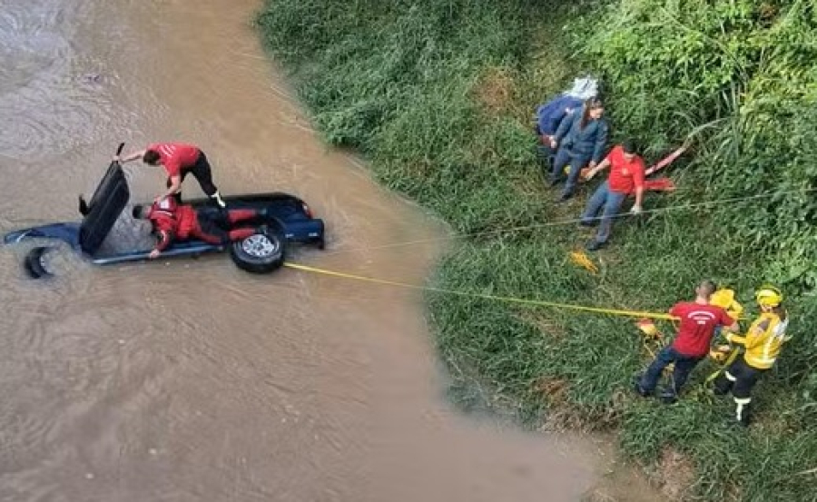 Mulher morre após carro cair no rio Tijucas em Canelinha; vítima ficou cerca de 40 minutos submersa