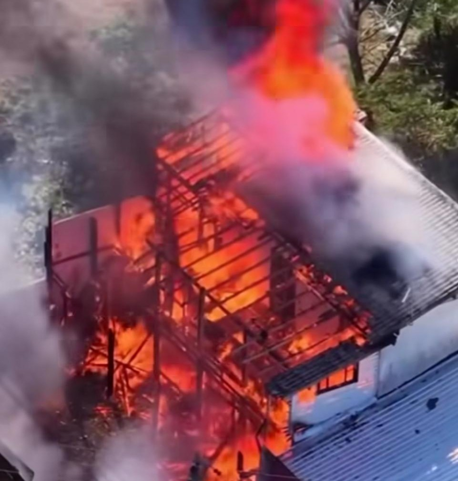 Incêndio consome quatro apartamentos em edificação mista no bairro Ibiraquera, em Imbituba