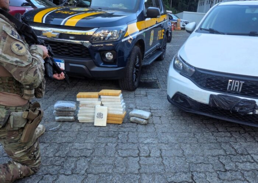 PRF apreende mais de 26 kg de drogas em veículo na BR‑101 em Joinville; motorista foi preso