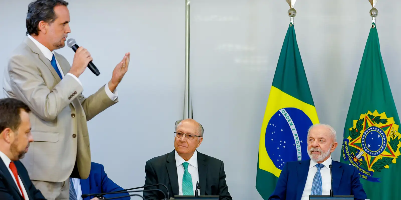 Lula assina MP e zera 