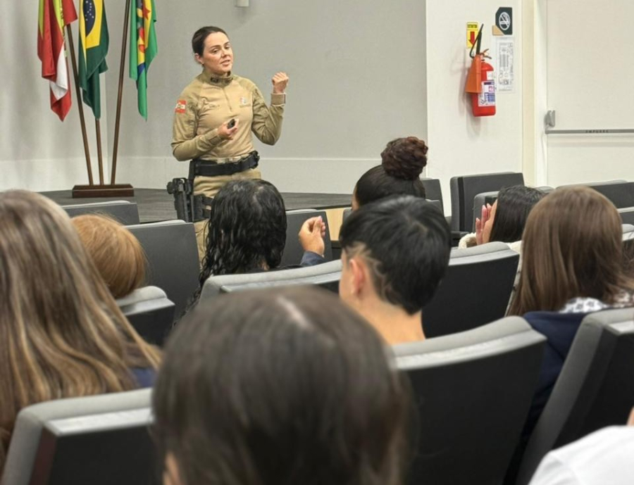 Polícia Militar realiza palestra da ação “Protetores do Lar” para estudantes do ensino médio em Braço do Norte
