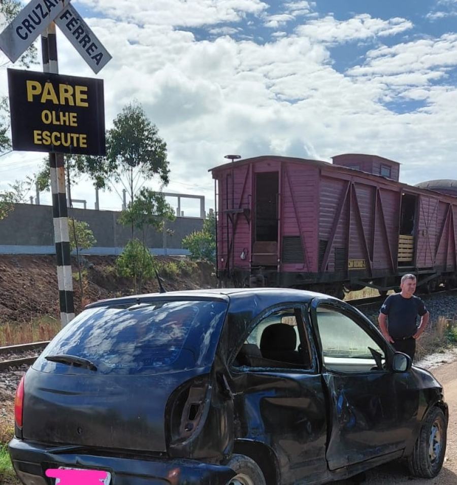 Acidente envolvendo carro e trem deixa condutor ferido em Pescaria Brava