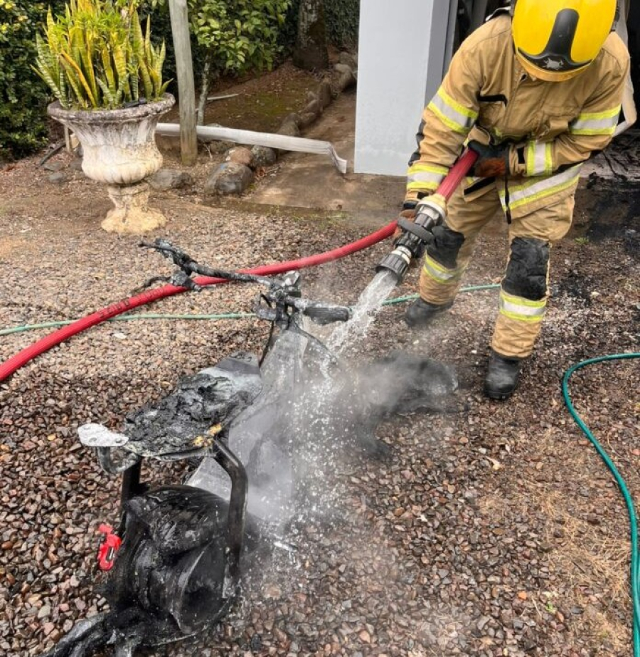 Scooter elétrica pega fogo e provoca incêndio em garagem em Orleans
