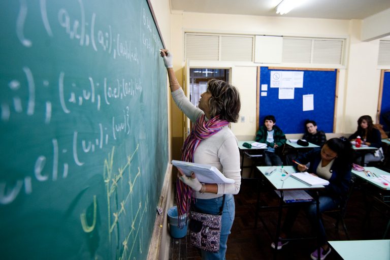Relatório sobre novo piso dos professores será apresentado em comissão mista nesta terça