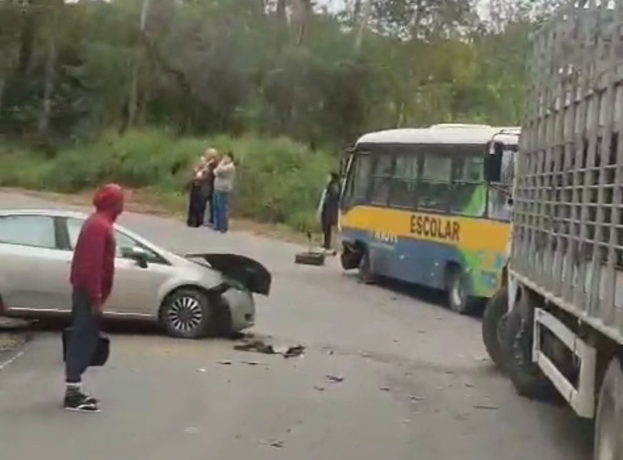 Colisão frontal entre ônibus e veículo deixa uma pessoa ferida em Braço do Norte