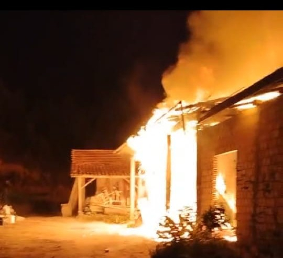 Incêndio destrói parte de marcenaria em Pouso Alto