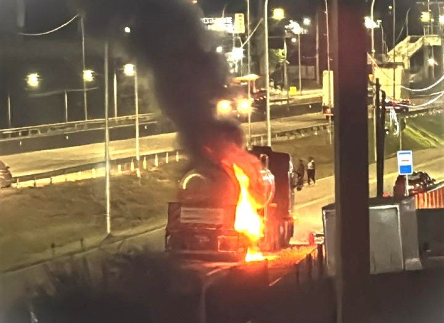 Incêndio em caminhão-tanque mobiliza Bombeiros na marginal da BR-101 em Tubarão