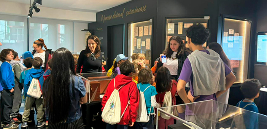 Alunos visitam Centro de Memória da JESC e têm primeiro contato com a urna eletrônica